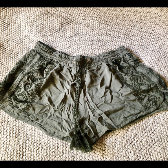 Derek Heart Pants - Olive Green Embroidered Shorts Derek Heart Pants - Olive Green Embroidered Shorts